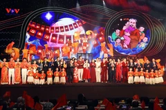 Với cấu trúc ba chương rành mạch, chương trình “Với Đảng vẹn toàn niềm tin yêu” cân bằng giữa những giai điệu quen thuộc tạo cảm giác gần gũi với tác phẩm mới tạo sự tươi mới và nguồn chất liệu dài hơi. (Ảnh: CTV/Vietnam+)