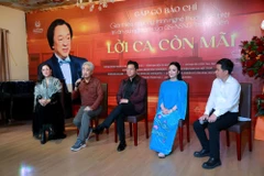 (Từ trái sang) Ca sỹ Ngọc Châm (đại diện Vàng Son Một Thuở), Nghệ sỹ Nhân dân Quang Thọ, Nghệ sỹ Nhân dân Quốc Hưng, Nghệ sỹ Ưu tú Tân Nhàn và nhà nghiên cứu âm nhạc Nguyễn Quang Long chia sẻ về quá trình thực hiện chương trình. (Ảnh: PV/Vietnam+)