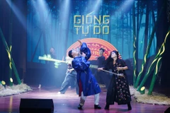 Ca sỹ Lê Việt Anh và Nghệ sỹ Ưu tú Dương Thùy Anh trình bày ca khúc 'Gióng tự do.' (Ảnh: Bình Quách/Vietnam+)