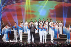 Nghệ sỹ Nhân dân Quốc Hưng thể hiện ca khúc "Đường chúng ta đi" với phong thái điềm đạm cùng chất giọng nam trung đầy nội lực. (Ảnh: CTV/Vietnam+)