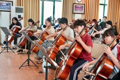 Buổi tập luyện của các giảng viên, học sinh, sinh viên xuất sắc của khoa chuẩn bị cho chương trình hòa nhạc. (Ảnh: PV/Vietnam+)