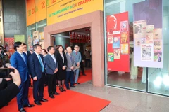 Các đại biểu tham quan trưng bày chuyên đề “Từ trang nhất đến trang sử-Xuân đất nước, Đảng soi đường.”. (Ảnh: PV/Vietnam+)