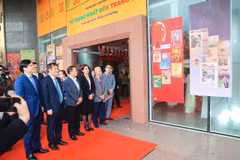 Các đại biểu tham quan trưng bày chuyên đề “Từ trang nhất đến trang sử-Xuân đất nước, Đảng soi đường.”. (Ảnh: PV/Vietnam+)