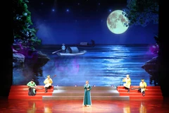 Tiết mục ngâm thơ trong Ngày thơ Việt Nam lần thứ 23 với chủ đề "Tổ quốc bay lên" tại Nhà hát Phạm Thị Trân, tỉnh Ninh Bình. (Ảnh: Thùy Dung/TTXVN)