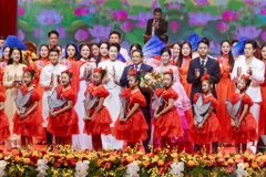 Ca sỹ Hà Myo (đứng cạnh Thủ tướng Phạm Minh Chính) cùng tập thể nghệ sỹ biểu diễn tại Đại hội đại biểu Đảng bộ Chính phủ lần thứ I, nhiệm kỳ 2025-2030. (Ảnh: CTV/Vietnam+) 