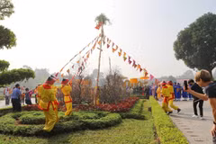 Dựng cây nêu ngày Tết. (Ảnh: Thanh Tùng/TTXVN)