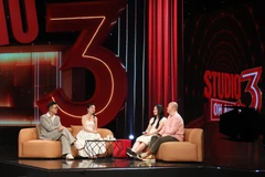 Êkip làm phim "Cảm ơn người đã thức cùng tôi" là khách mời đầu tiên của chương trình "Studio 3." (Ảnh: VTV)