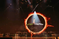 Tiết mục biểu diễn của Đức Phúc được đầu tư mạnh về hiệu ứng thị giác. (Ảnh: CTV/Vietnam+) 