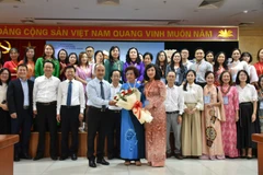 Các đại biểu và học viên chụp ảnh lưu niệm. (Ảnh: PV/Vietnam+)