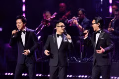 Ba thành viên Quả Dưa Hấu xuất hiện trong bộ tuxedo lịch lãm, trong tiếng reo hò của hàng trăm khán giả. (Ảnh: PV/Vietnam+)