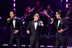 Ba thành viên Quả Dưa Hấu xuất hiện trong bộ tuxedo lịch lãm, trong tiếng reo hò của hàng trăm khán giả. (Ảnh: PV/Vietnam+)