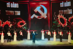 Ca sỹ Anh Tú biểu diễn trong chương trình nghệ thuật chính luận "Mãi mãi niềm tin theo Đảng" tối 16/1, tại Nhà hát Hồ Gươm (Hà Nội). (Ảnh: CTV/Vietnam+)