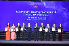 Lễ trao giải thưởng toàn quốc về thông tin đối ngoại lần thứ 11. (Ảnh: Hoài Nam/Vietnam+)
