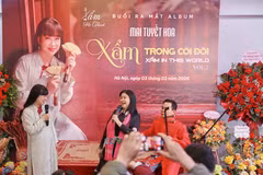 Nghệ sỹ Mai Tuyết Hoa và Nghệ sỹ Nhân dân Thanh Ngoan trong buổi ra mắt album. (Ảnh: PV/Vietnam+)