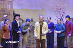 Vở kịch tái hiện câu chuyện Bác Hồ đi thăm, chúc Tết các gia đình nghèo trong đêm Giao thừa Xuân Nhâm Dần (1962). (Ảnh: CTV/Vietnam+)