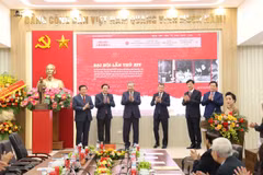 Tổng Bí thư Tô Lâm cùng lãnh đạo Đảng, Nhà nước bấm nút khai trương Trang thông tin điện tử chuyên đề Đảng Cộng sản Việt Nam-Đại hội XIV. (Ảnh: Mạnh Nguyễn/Vietnam+)