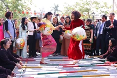 Ngày 16/1/2025, bà Ngô Phương Ly, Phu nhân Tổng Bí thư Tô Lâm tham dự Chương trình ngoại giao văn hóa "Bản hòa ca Tết Việt" cùng các nữ Đại sứ và phu nhân các Đại sứ, Trưởng cơ quan đại diện Việt Nam ở nước ngoài. (Ảnh: Văn Điệp/TTXVN)