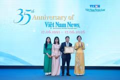 Bà Vũ Việt Trang, Ủy viên Ban Thường vụ Đảng ủy các cơ quan Đảng Trung ương, Phó Trưởng Ban Tuyên giáo và Dân vận Trung ương, Bí thư Đảng ủy, Tổng Giám đốc Thông tấn xã Việt Nam trao bằng khen cho đại diện báo Việt Nam News & Law. (Ảnh: Phạm Tuấn Anh/TTXVN)