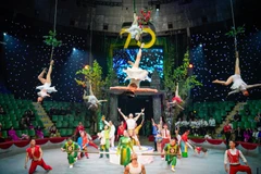 Tiết mục xiếc diễn biểu tại buổi lễ. (Ảnh: Khánh Hoà/TTXVN)