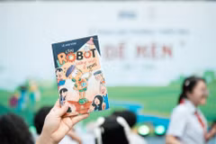 Cuốn sách “Chú robot tưởng mình là người” của Giáo sư-Tiến sỹ Lê Anh Vinh. (Ảnh: PV/Vietnam+)