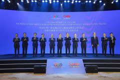 Đại diện Đài Truyền hình Việt Nam (VTV) và Đài Phát thanh-Truyền hình Trung ương Trung Quốc (CMG) tại lễ công bố hợp tác. (Ảnh: CTV/Vietnam+)