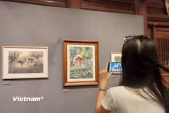 Thông qua việc trưng bày các tác phẩm thuộc nhiều giai đoạn và chất liệu khác nhau, Ban Tổ chức mong muốn khẳng định vai trò then chốt của nghệ thuật trong việc gìn giữ, diễn giải và làm mới các giá trị di sản. (Ảnh: PV/Vietnam+)