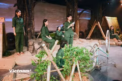 Vở diễn “Huyền thoại tuổi thanh xuân” tái hiện câu chuyện xảy ra tại chiến trường Ngã ba Đồng Lộc. (Ảnh: PV/Vietnam+)