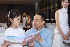 Tác giả Bùi Mạnh Hà ký tặng sách cho độc giả tại ngày hội “Vì những nụ cười trở lại” diễn ra ngày 24/5 tại Hà Nội. (Ảnh: PV/Vietnam+)