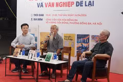 (Từ trái sang) Nhà văn Mai Anh Tuấn, nhà phê bình Phạm Xuân Nguyên và nhà văn Nguyễn Việt Hà trong tọa đàm về nhà văn Nguyễn Huy Thiệp. (Ảnh: Minh Thu/Vietnam+)