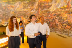 Các chuyên gia Pháp tham quan bức tranh panorama Chiến dịch Điện Biên Phủ. (Ảnh: CTV/Vietnam+)