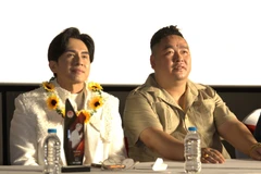 Ca sỹ Đan Trường cùng Giám đốc sản xuất Quang Hưng trong buổi ra mắt phim "Buông 2" ngày 11/1. (Ảnh: PV/Vietnam+)