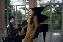 Trong album, Hồ Quỳnh Hương hợp tác với các nhạc sụ trẻ, nhằm mang đến làn gió mới mẻ cho hành trình âm nhạc kéo dài hơn hai thập kỷ của cô. (Ảnh: CTV/Vietnam+)