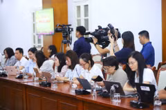 Các phóng viên tác nghiệp tại cuộc họp báo thường kỳ của Bộ Văn hóa, Thể thao và Du lịch. (Ảnh: CTV/Vietnam+)
