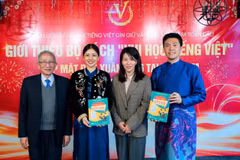 Các đại biểu tại buổi lễ ra mắt bộ sách “Vui học tiếng Việt” nhằm mở rộng hoạt động, nâng cao chất lượng giảng dạy tiếng Việt ở nước ngoài. (Ảnh: BTC)