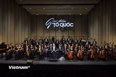 Các nghệ sỹ biểu diễn tại chương trình nghệ thuật “Giai điệu Tổ quốc.” (Ảnh: Mạnh Nguyễn/Vietnam+)