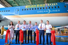 Lãnh đạo Báo Nhân Dân và Vietnam Airlines tại sự kiện ra mắt chiếc máy bay mang biểu trưng 100 năm Báo chí Cách mạng Việt Nam. (Ảnh: PV/Vietnam+)