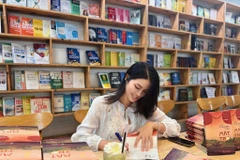 Tác giả Ngọc Trần ký tặng sách cho độc giả. (Ảnh: NVCC)