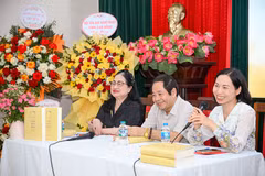 Nhà văn Cao Duy Sơn (giữa) đã dành trọn đời mình cho việc viết về quê hương và con người miền núi. (Ảnh: PV/Vietnam+)
