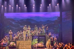 Vở chèo tái hiện 56 ngày đêm chiến đấu kiên cường, gian khổ của quân và dân ta. (Ảnh: CTV/Vietnam+)