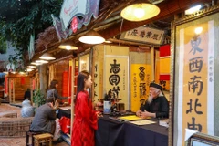 Điểm nhấn xuyên suốt của Hội chữ Xuân Bính Ngọ 2026 là hoạt động xin chữ đầu năm tại 35 gian lều thư pháp. (Ảnh: Khánh Hòa/TTXVN)