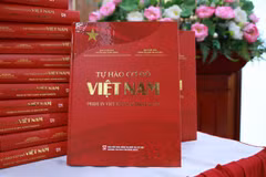 Cuốn sách gồm 17 bài viết, với gần 600 trang khổ lớn, được trình bày trang trọng, xuất bản song ngữ Việt-Anh. (Ảnh: PV/Vietnam+)