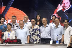 Tổng Giám đốc VOV Đỗ Tiến Sỹ (thứ hai từ trái sang) chúc mừng Hội đồng Giám khảo và êkip thực hiện phát thanh trực tiếp tại đài VOH (Thành phố Hồ Chí Minh) tại Liên hoan Phát thanh lần thứ XV năm 2022. (Ảnh: CTV/Vietnam+)