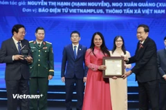 Nhà báo Nguyễn Thị Hạnh đại diện nhóm tác giả nhận Giải A. (Ảnh: Hoài Nam/Vietnam+)