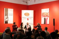 Nhà thơ Murad Sudani (thứ ba từ trái sang) và nhà thơ Nguyễn Quang Thiều (bìa phải) trong buổi ra mắt sách. (Ảnh: Khiếu Minh/Vietnam+)