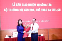 Nguyên Ủy viên Trung ương Đảng, nguyên Bộ trưởng Bộ Văn hóa, Thể thao và Du lịch Nguyễn Văn Hùng đã bàn giao nhiệm vụ cho Ủy viên Trung ương Đảng, Bộ trưởng Bộ Văn hóa, Thể thao và Du lịch Lâm Thị Phương Thanh. (Ảnh: Cục Báo chí)