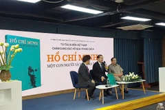 Tiến sỹ Chu Đức Tính, nguyên Giám đốc Bảo tàng Hồ Chí Minh (giữa) chia sẻ nhận định về cuốn sách. (Ảnh: Minh Thu/Vietnam+)