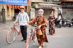 Kỷ lục gia Đào Xuân Tình và vợ bên những chiếc xe đạp cổ. (Ảnh: PV/Vietnam+)