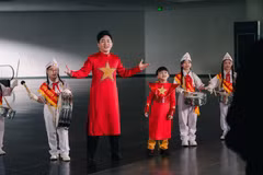 Ca sỹ Tùng Dương và nghệ sỹ nhí Xệ Xệ cùng lan tỏa niềm tự hào dân tộc trong sản phẩm âm nhạc mới. (Ảnh: PV/Vietnam+) 
