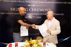 Ông Siva Ramanathan, Giám đốc điều hành của Ksher (trái) và ông Bùi Tuấn Mạnh, Giám đốc Công ty Hoàn Cầu (phải) tại lễ ký kết Biên bản ghi nhớ. (Ảnh: Vietnam+)