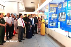 Các đại biểu tham quan triển lãm. (Ảnh: Minh Thu/Vietnam+)